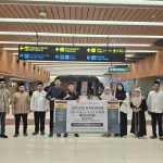 Pimpinan Pesantren Tinggi Khatamun Nabiyyin, Ustadz Akbar Saleh, melepas para mahasantri dalam program Safari Dakwah Se-Nusantara 2026/1447 H di area keberangkatan bandara sebelum mereka diberangkatkan menuju berbagai daerah dakwah di Indonesia, termasuk Kabupaten Sidenreng Rappang (Sidrap), Sulawesi Selatan, sebagai bagian dari gerakan dakwah Ramadan yang menggabungkan pembinaan Al-Qur’an, pendidikan keislaman, dan pengabdian sosial kepada masyarakat.